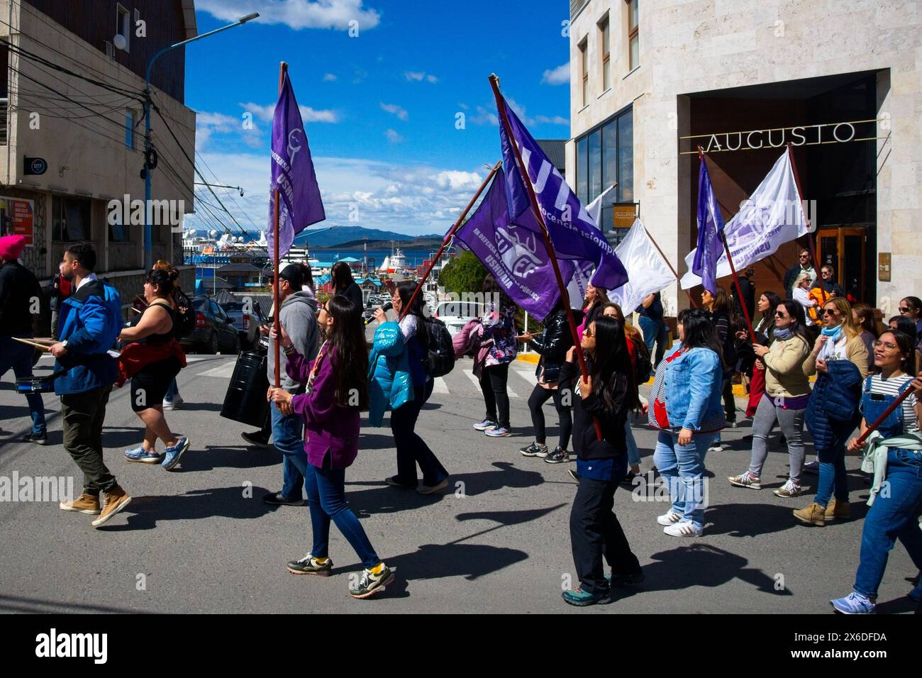 Una marcia di protesta degli insegnanti a Ushuaia subito dopo l'elezione del presidente Javier Milea. Foto Stock
