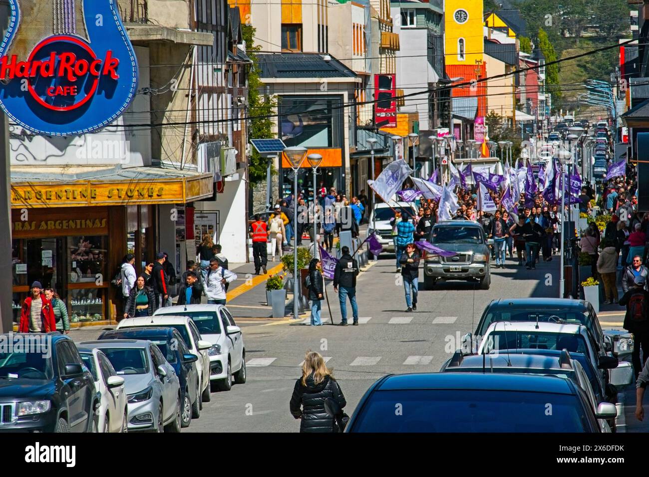 Una marcia di protesta degli insegnanti a Ushuaia subito dopo l'elezione del presidente Javier Milea. Foto Stock