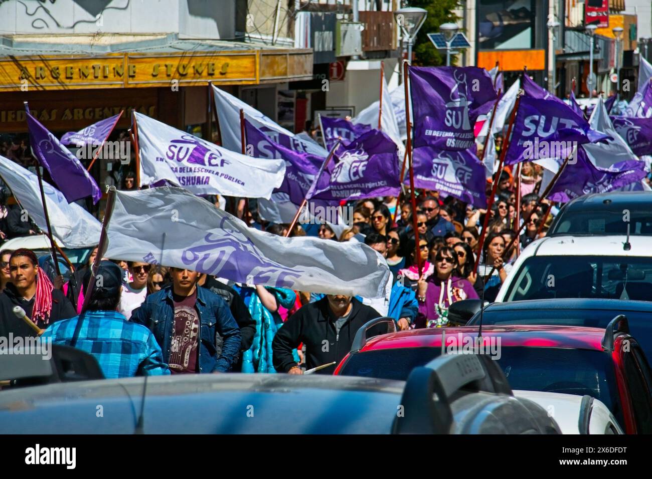 Una marcia di protesta degli insegnanti a Ushuaia subito dopo l'elezione del presidente Javier Milea. Foto Stock