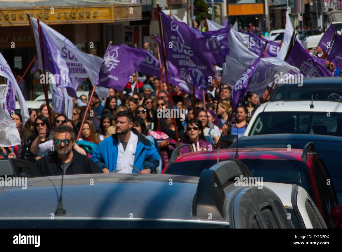 Una marcia di protesta degli insegnanti a Ushuaia subito dopo l'elezione del presidente Javier Milea. Foto Stock