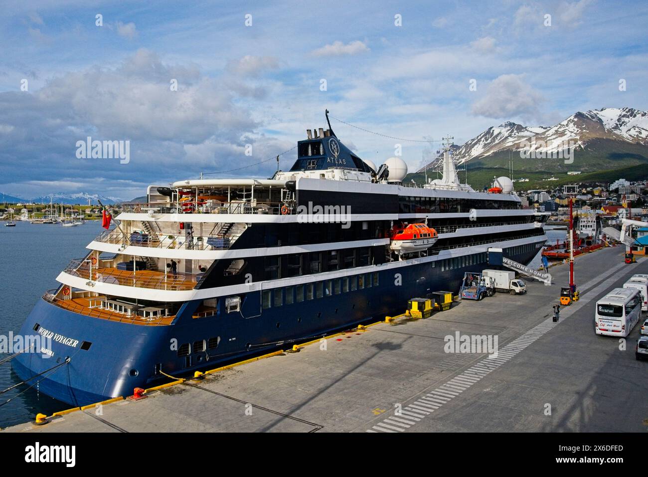 Grazie alla sua posizione, Ushuaia è perfetta come terminal delle navi da crociera per le popolari navi da crociera antartiche. Foto Stock