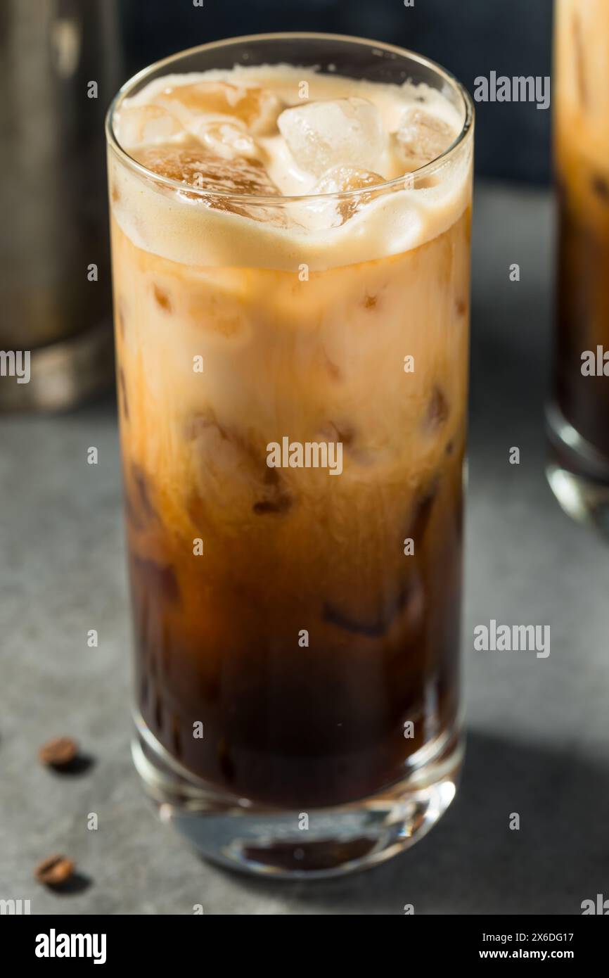 Shakaken Oatmilk espresso latte drink con caffè e ghiaccio Foto Stock