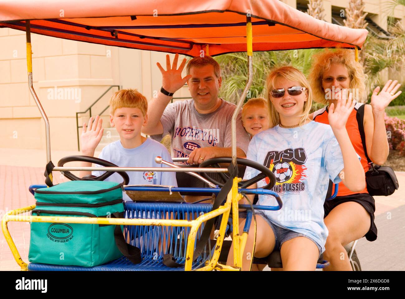 I turisti si divertono a fare un giro in bici per famiglie a Virginia Beach, a Chesapeake Bay, Stati Uniti. Foto Stock