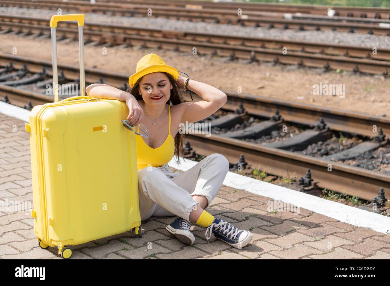 Facilità di viaggio: Un giovane turista si prepara a nuove avventure. Atmosfera turistica: Una giovane ragazza va in vacanza con un grande desiderio. Gioia e.. Foto Stock