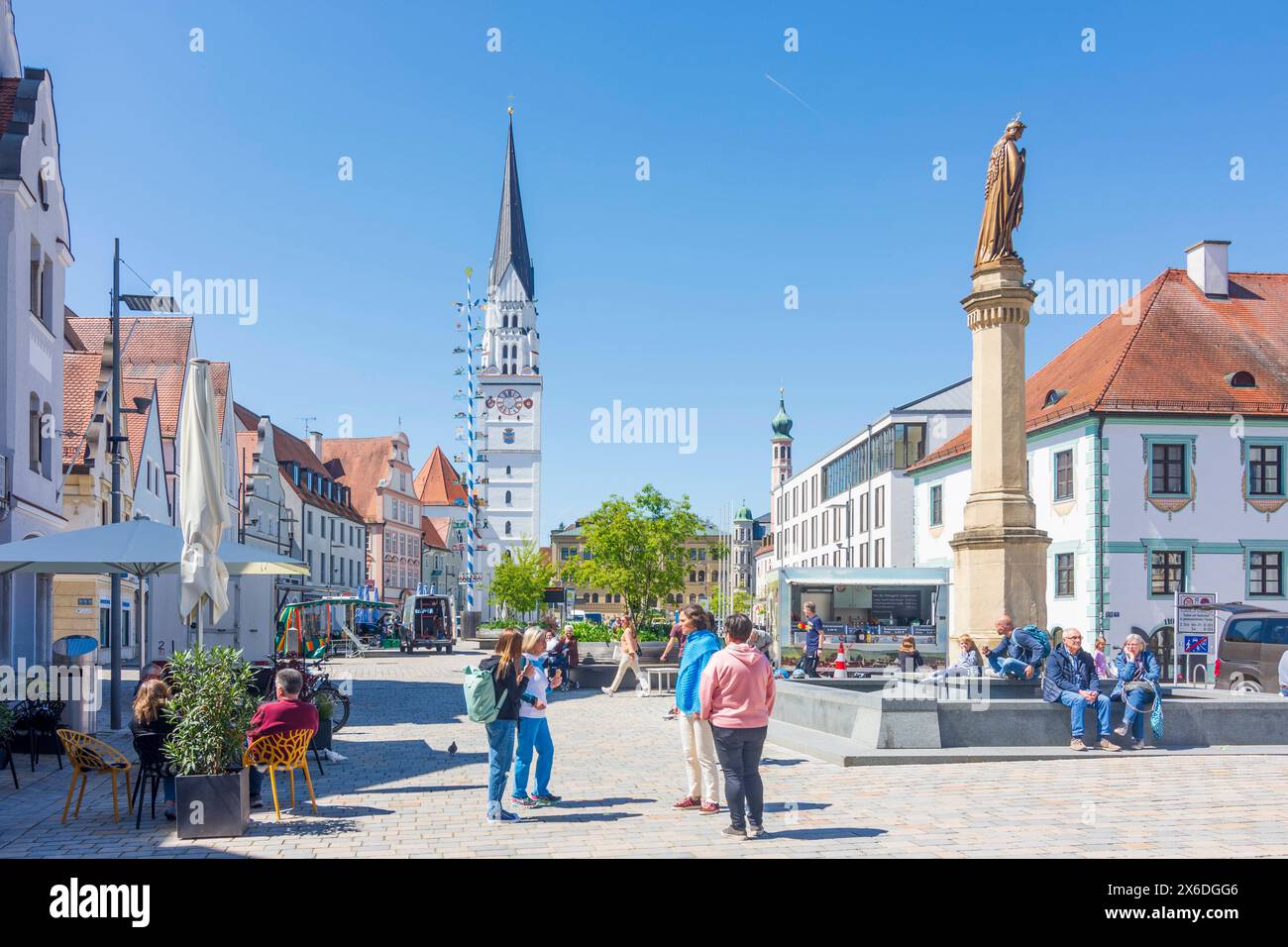 Piazza Hauptplatz, chiesa di San Giovanni Battista, colonna mariana Pfaffenhofen an der ILM Oberbayern, Münchner Umland, su Bayern, Baviera Germania Foto Stock