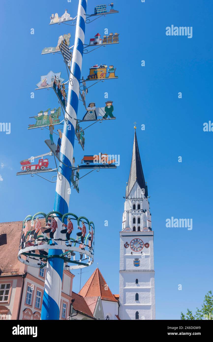 Piazza Hauptplatz, chiesa di San Giovanni Battista, albero di gilda Pfaffenhofen an der ILM Oberbayern, Münchner Umland, su Bayern, Baviera Germania Foto Stock