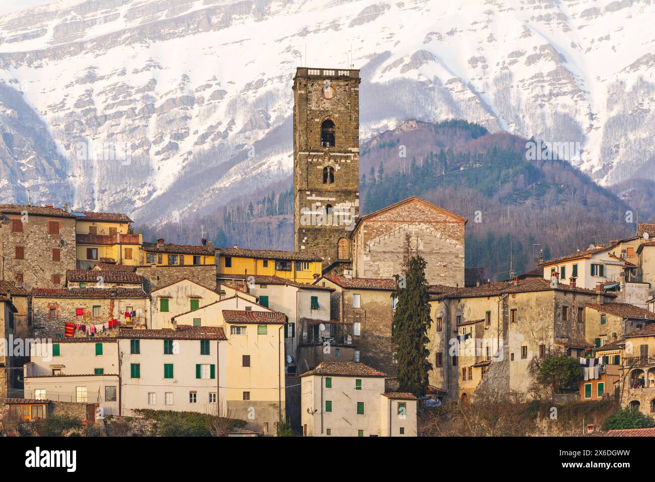 Coreglia Antelminelli, splendido paese e montagne innevate dell'Appennino sullo sfondo in inverno. Garfagnana, Toscana, Italia Europa Foto Stock