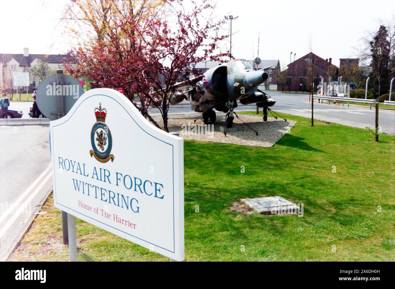 Hawker Siddeley Harrier GR3 XV779 Jump jet "Gate Guard" all'ingresso della base aerea di Wittering della RAF, Cambridgeshire, Regno Unito. L'XV779 volò per la prima volta nel 1970 come GR1 e fu successivamente convertito allo standard GR3 e servì con la RAF in Germania. Il GR3 è stato sostituito come guardiano del cancello da un modello GR7A successivo nel 2011 Foto Stock