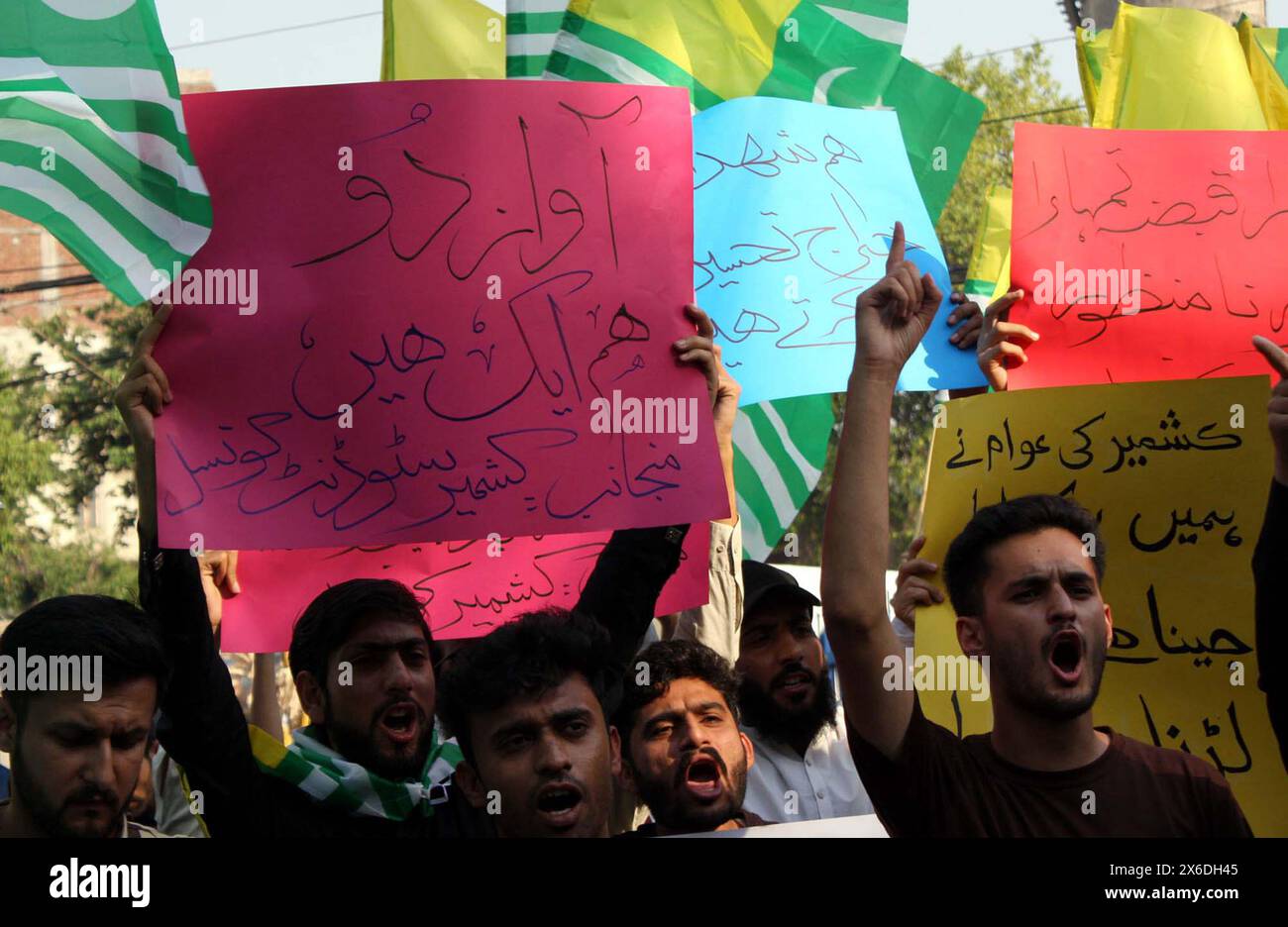 I membri del Consiglio degli studenti del Kashmir stanno organizzando una manifestazione di protesta per esprimere solidarietà al popolo kashmir e contro la situazione di disordini a Azad Jammu Kashmir, presso il club stampa di Lahore martedì 14 maggio 2024. Foto Stock