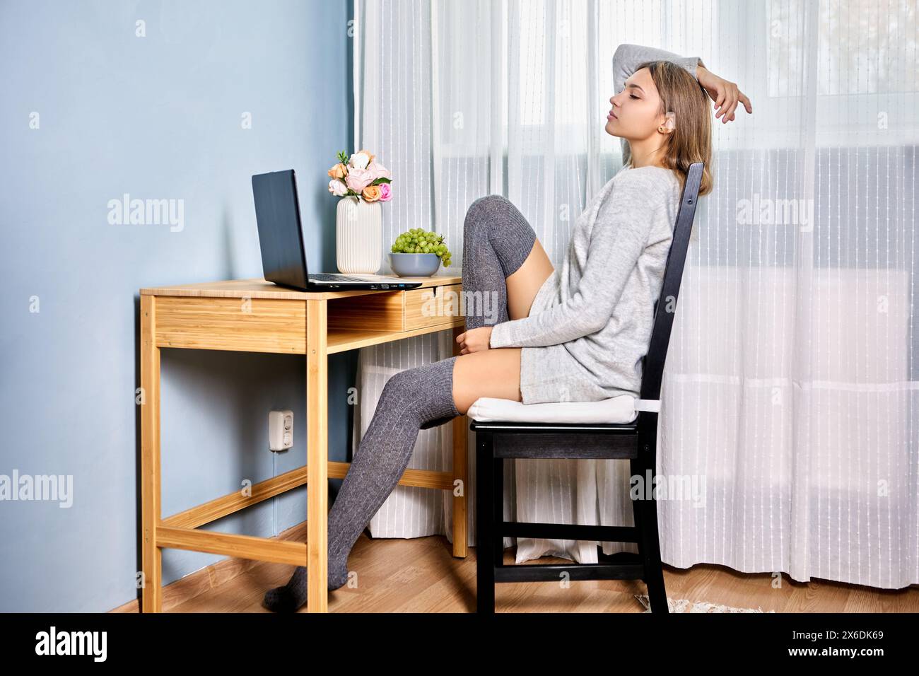 Online dating su Internet per singola donna europea di 24 anni. Foto Stock