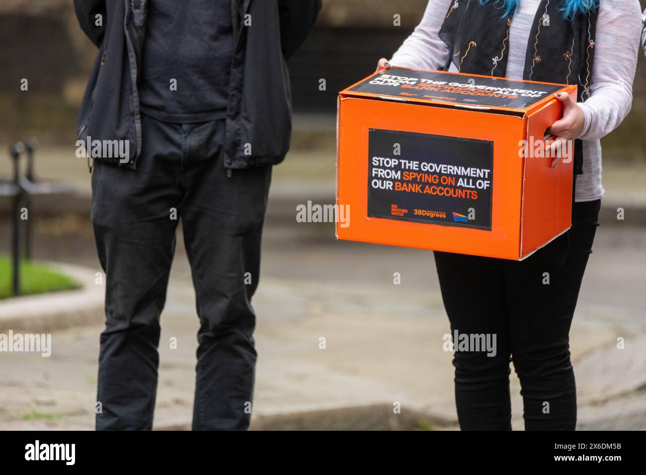 Londra Regno Unito 14 maggio 2024 Una petizione è stata consegnata al 10 Downing Street esortando il governo a eliminare i poteri di spionaggio della banca. La petizione avvertiva che i poteri avrebbero minacciato la privacy finanziaria di tutti. Il governo ha proposto i controversi poteri di sorveglianza finanziaria come modifica tardiva della legge sulla protezione dei dati e le informazioni digitali (DPDI). Consentirebbero al Dipartimento per il lavoro e le pensioni di emettere "avvisi di informazioni sui conti" a banche, società edili e altre organizzazioni, richiedendo loro di eseguire la scansione di tutti i conti dei clienti alla ricerca di criteri segreti che potrebbero essere vincolati Foto Stock