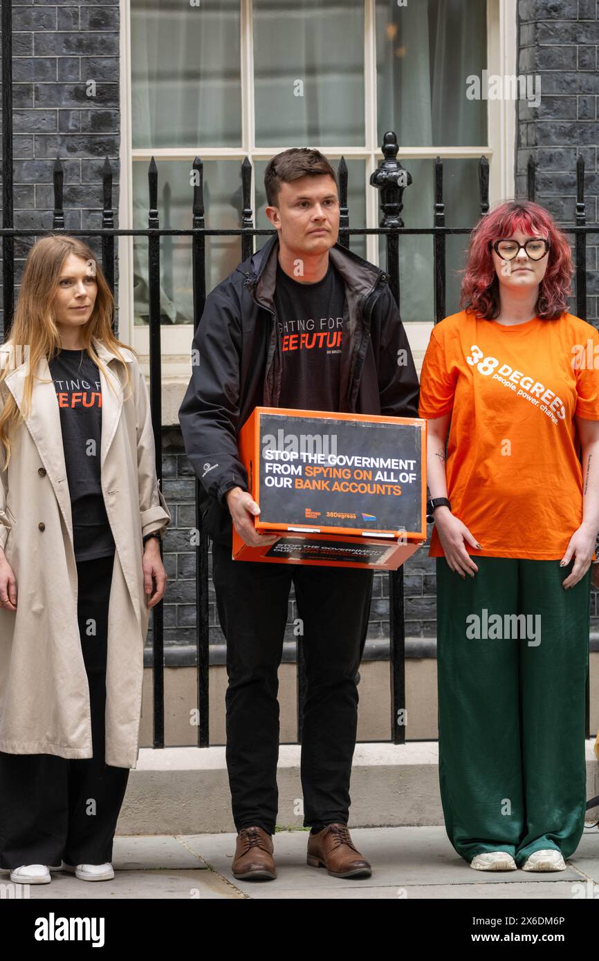Londra Regno Unito 14 maggio 2024 Una petizione è stata consegnata al 10 Downing Street esortando il governo a eliminare i poteri di spionaggio della banca. La petizione avvertiva che i poteri avrebbero minacciato la privacy finanziaria di tutti. Il governo ha proposto i controversi poteri di sorveglianza finanziaria come modifica tardiva della legge sulla protezione dei dati e le informazioni digitali (DPDI). Consentirebbero al Dipartimento per il lavoro e le pensioni di emettere "avvisi di informazioni sui conti" a banche, società edili e altre organizzazioni, richiedendo loro di eseguire la scansione di tutti i conti dei clienti alla ricerca di criteri segreti che potrebbero essere vincolati Foto Stock