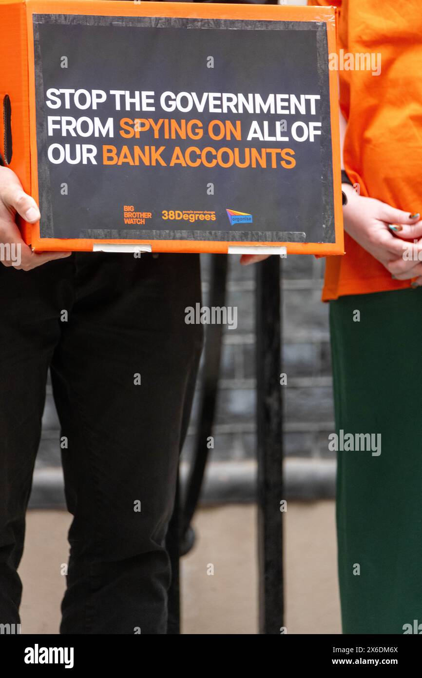 Londra Regno Unito 14 maggio 2024 Una petizione è stata consegnata al 10 Downing Street esortando il governo a eliminare i poteri di spionaggio della banca. La petizione avvertiva che i poteri avrebbero minacciato la privacy finanziaria di tutti. Il governo ha proposto i controversi poteri di sorveglianza finanziaria come modifica tardiva della legge sulla protezione dei dati e le informazioni digitali (DPDI). Consentirebbero al Dipartimento per il lavoro e le pensioni di emettere "avvisi di informazioni sui conti" a banche, società edili e altre organizzazioni, richiedendo loro di eseguire la scansione di tutti i conti dei clienti alla ricerca di criteri segreti che potrebbero essere vincolati Foto Stock