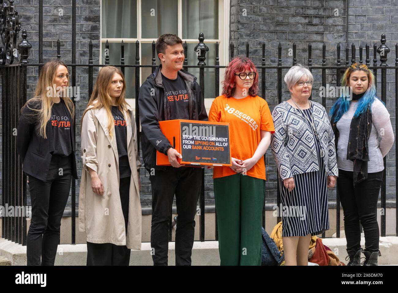 Londra Regno Unito 14 maggio 2024 Una petizione è stata consegnata al 10 Downing Street esortando il governo a eliminare i poteri di spionaggio della banca. La petizione avvertiva che i poteri avrebbero minacciato la privacy finanziaria di tutti. Il governo ha proposto i controversi poteri di sorveglianza finanziaria come modifica tardiva della legge sulla protezione dei dati e le informazioni digitali (DPDI). Consentirebbero al Dipartimento per il lavoro e le pensioni di emettere "avvisi di informazioni sui conti" a banche, società edili e altre organizzazioni, richiedendo loro di eseguire la scansione di tutti i conti dei clienti alla ricerca di criteri segreti che potrebbero essere vincolati Foto Stock