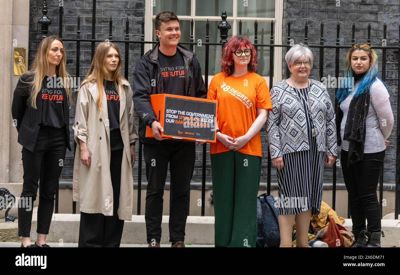 Londra Regno Unito 14 maggio 2024 Una petizione è stata consegnata al 10 Downing Street esortando il governo a eliminare i poteri di spionaggio della banca. La petizione avvertiva che i poteri avrebbero minacciato la privacy finanziaria di tutti. Il governo ha proposto i controversi poteri di sorveglianza finanziaria come modifica tardiva della legge sulla protezione dei dati e le informazioni digitali (DPDI). Consentirebbero al Dipartimento per il lavoro e le pensioni di emettere "avvisi di informazioni sui conti" a banche, società edili e altre organizzazioni, richiedendo loro di eseguire la scansione di tutti i conti dei clienti alla ricerca di criteri segreti che potrebbero essere vincolati Foto Stock