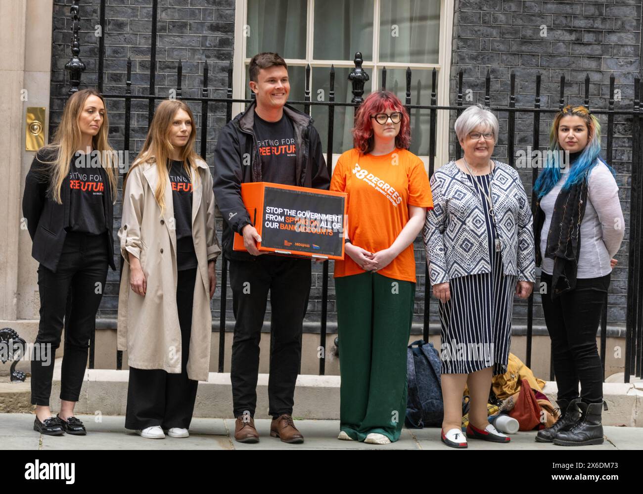 Londra Regno Unito 14 maggio 2024 Una petizione è stata consegnata al 10 Downing Street esortando il governo a eliminare i poteri di spionaggio della banca. La petizione avvertiva che i poteri avrebbero minacciato la privacy finanziaria di tutti. Il governo ha proposto i controversi poteri di sorveglianza finanziaria come modifica tardiva della legge sulla protezione dei dati e le informazioni digitali (DPDI). Consentirebbero al Dipartimento per il lavoro e le pensioni di emettere "avvisi di informazioni sui conti" a banche, società edili e altre organizzazioni, richiedendo loro di eseguire la scansione di tutti i conti dei clienti alla ricerca di criteri segreti che potrebbero essere vincolati Foto Stock