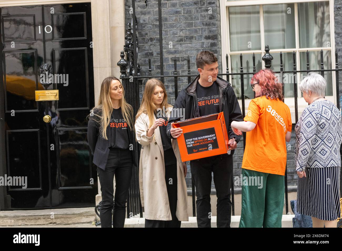 Londra Regno Unito 14 maggio 2024 Una petizione è stata consegnata al 10 Downing Street esortando il governo a eliminare i poteri di spionaggio della banca. La petizione avvertiva che i poteri avrebbero minacciato la privacy finanziaria di tutti. Il governo ha proposto i controversi poteri di sorveglianza finanziaria come modifica tardiva della legge sulla protezione dei dati e le informazioni digitali (DPDI). Consentirebbero al Dipartimento per il lavoro e le pensioni di emettere "avvisi di informazioni sui conti" a banche, società edili e altre organizzazioni, richiedendo loro di eseguire la scansione di tutti i conti dei clienti alla ricerca di criteri segreti che potrebbero essere vincolati Foto Stock