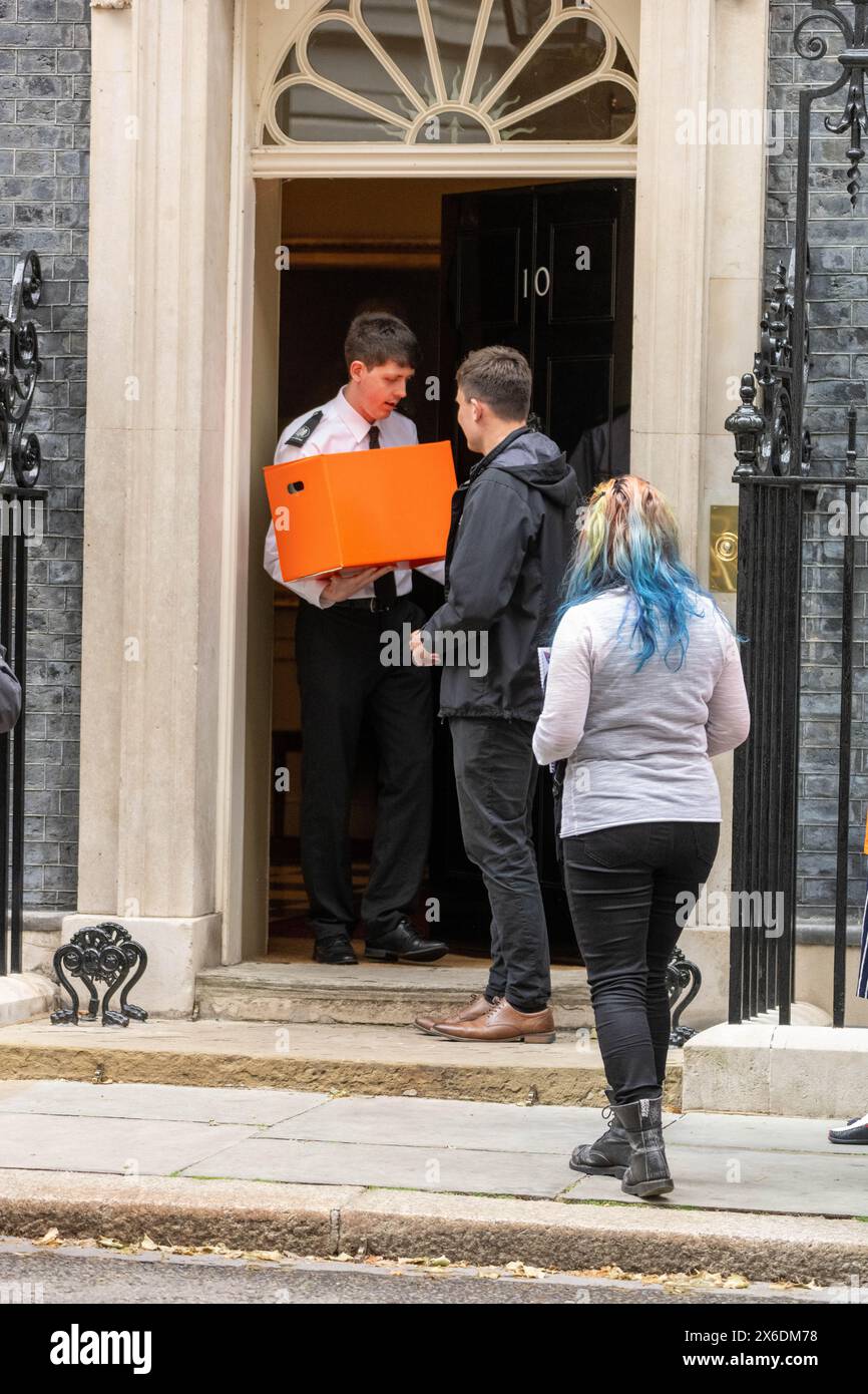 Londra Regno Unito 14 maggio 2024 Una petizione è stata consegnata al 10 Downing Street esortando il governo a eliminare i poteri di spionaggio della banca. La petizione avvertiva che i poteri avrebbero minacciato la privacy finanziaria di tutti. Il governo ha proposto i controversi poteri di sorveglianza finanziaria come modifica tardiva della legge sulla protezione dei dati e le informazioni digitali (DPDI). Consentirebbero al Dipartimento per il lavoro e le pensioni di emettere "avvisi di informazioni sui conti" a banche, società edili e altre organizzazioni, richiedendo loro di eseguire la scansione di tutti i conti dei clienti alla ricerca di criteri segreti che potrebbero essere vincolati Foto Stock