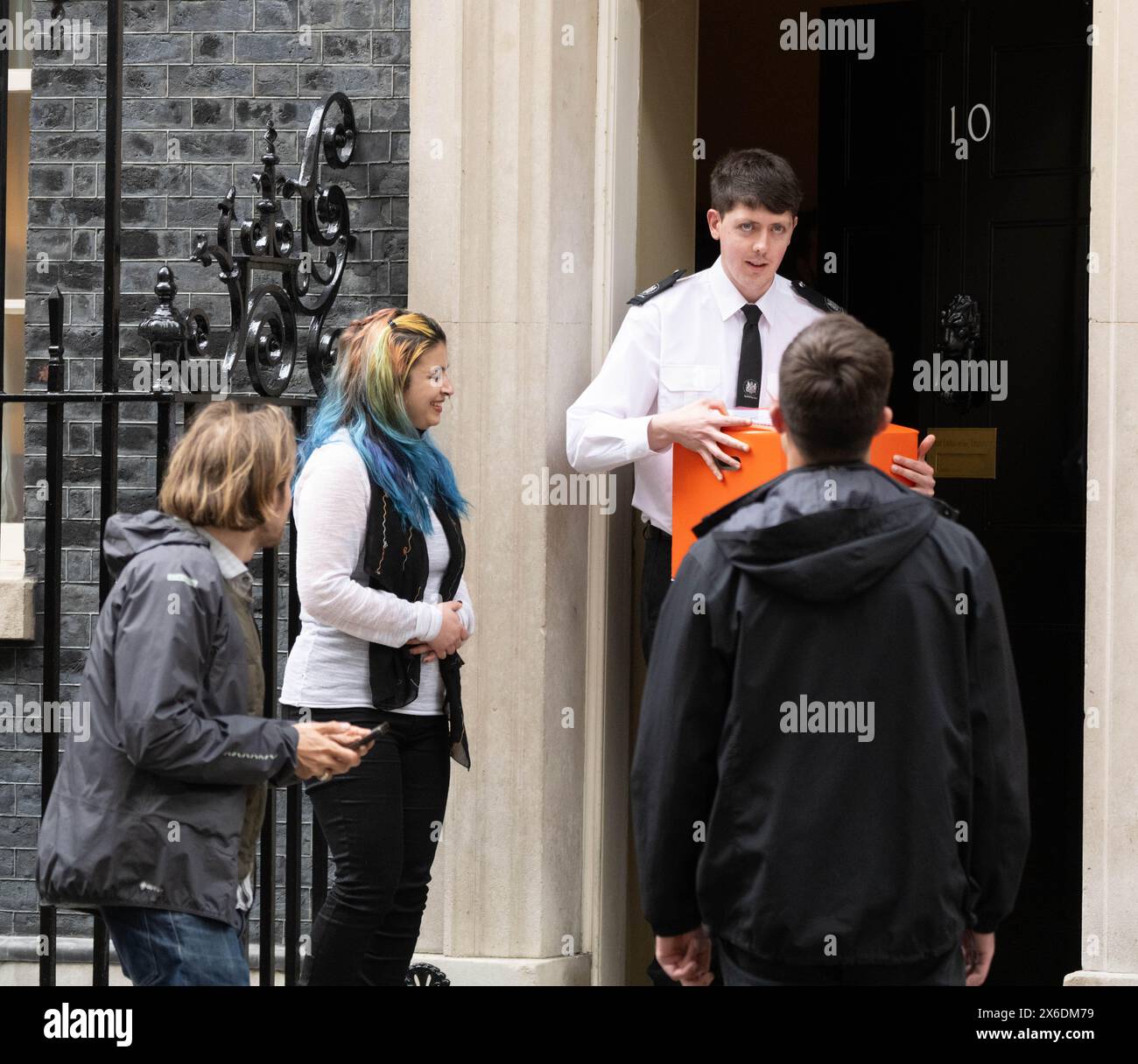 Londra Regno Unito 14 maggio 2024 Una petizione è stata consegnata al 10 Downing Street esortando il governo a eliminare i poteri di spionaggio della banca. La petizione avvertiva che i poteri avrebbero minacciato la privacy finanziaria di tutti. Il governo ha proposto i controversi poteri di sorveglianza finanziaria come modifica tardiva della legge sulla protezione dei dati e le informazioni digitali (DPDI). Consentirebbero al Dipartimento per il lavoro e le pensioni di emettere "avvisi di informazioni sui conti" a banche, società edili e altre organizzazioni, richiedendo loro di eseguire la scansione di tutti i conti dei clienti alla ricerca di criteri segreti che potrebbero essere vincolati Foto Stock