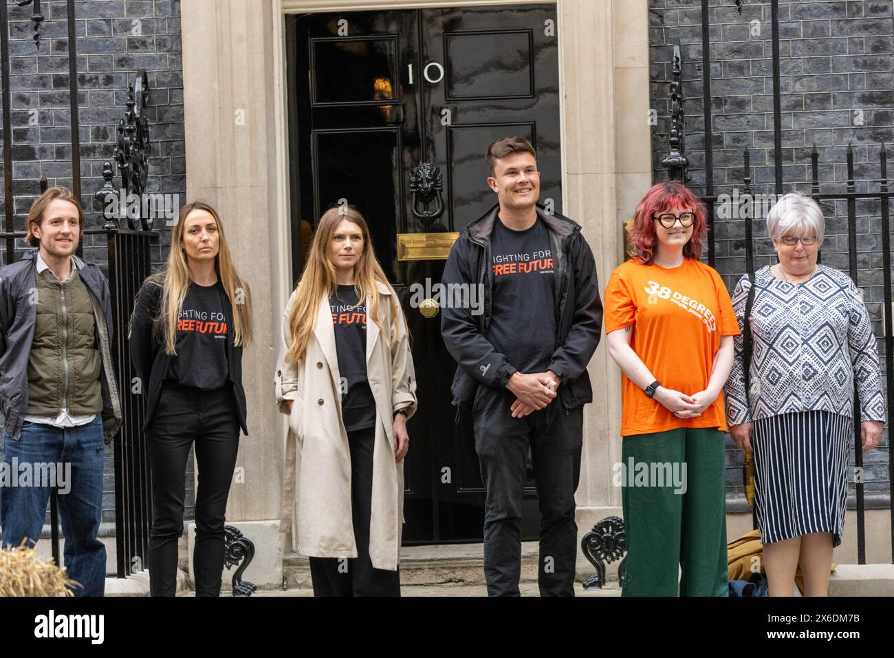 Londra Regno Unito 14 maggio 2024 Una petizione è stata consegnata al 10 Downing Street esortando il governo a eliminare i poteri di spionaggio della banca. La petizione avvertiva che i poteri avrebbero minacciato la privacy finanziaria di tutti. Il governo ha proposto i controversi poteri di sorveglianza finanziaria come modifica tardiva della legge sulla protezione dei dati e le informazioni digitali (DPDI). Consentirebbero al Dipartimento per il lavoro e le pensioni di emettere "avvisi di informazioni sui conti" a banche, società edili e altre organizzazioni, richiedendo loro di eseguire la scansione di tutti i conti dei clienti alla ricerca di criteri segreti che potrebbero essere vincolati Foto Stock