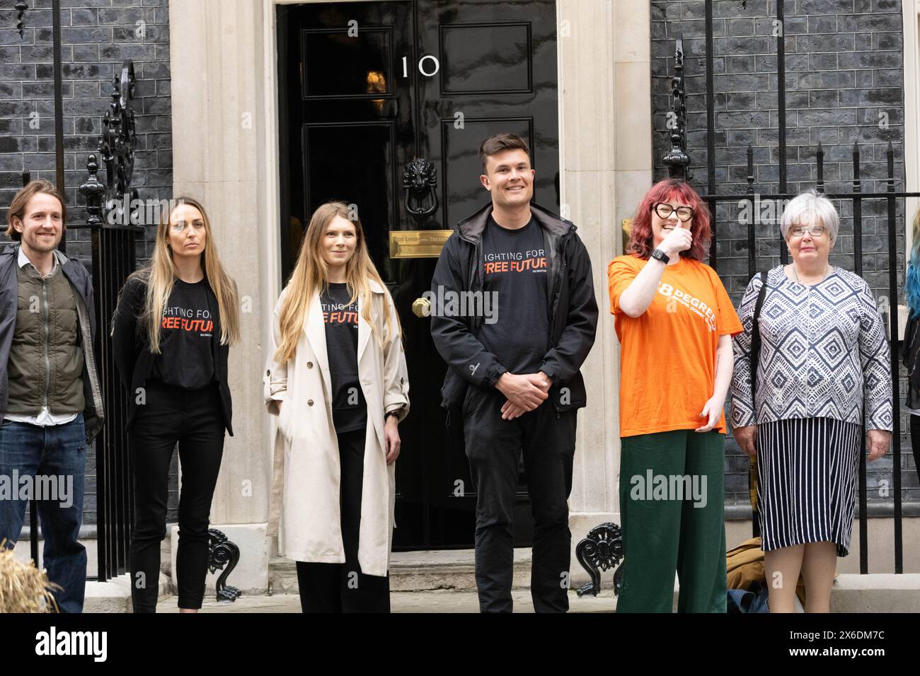 Londra Regno Unito 14 maggio 2024 Una petizione è stata consegnata al 10 Downing Street esortando il governo a eliminare i poteri di spionaggio della banca. La petizione avvertiva che i poteri avrebbero minacciato la privacy finanziaria di tutti. Il governo ha proposto i controversi poteri di sorveglianza finanziaria come modifica tardiva della legge sulla protezione dei dati e le informazioni digitali (DPDI). Consentirebbero al Dipartimento per il lavoro e le pensioni di emettere "avvisi di informazioni sui conti" a banche, società edili e altre organizzazioni, richiedendo loro di eseguire la scansione di tutti i conti dei clienti alla ricerca di criteri segreti che potrebbero essere vincolati Foto Stock