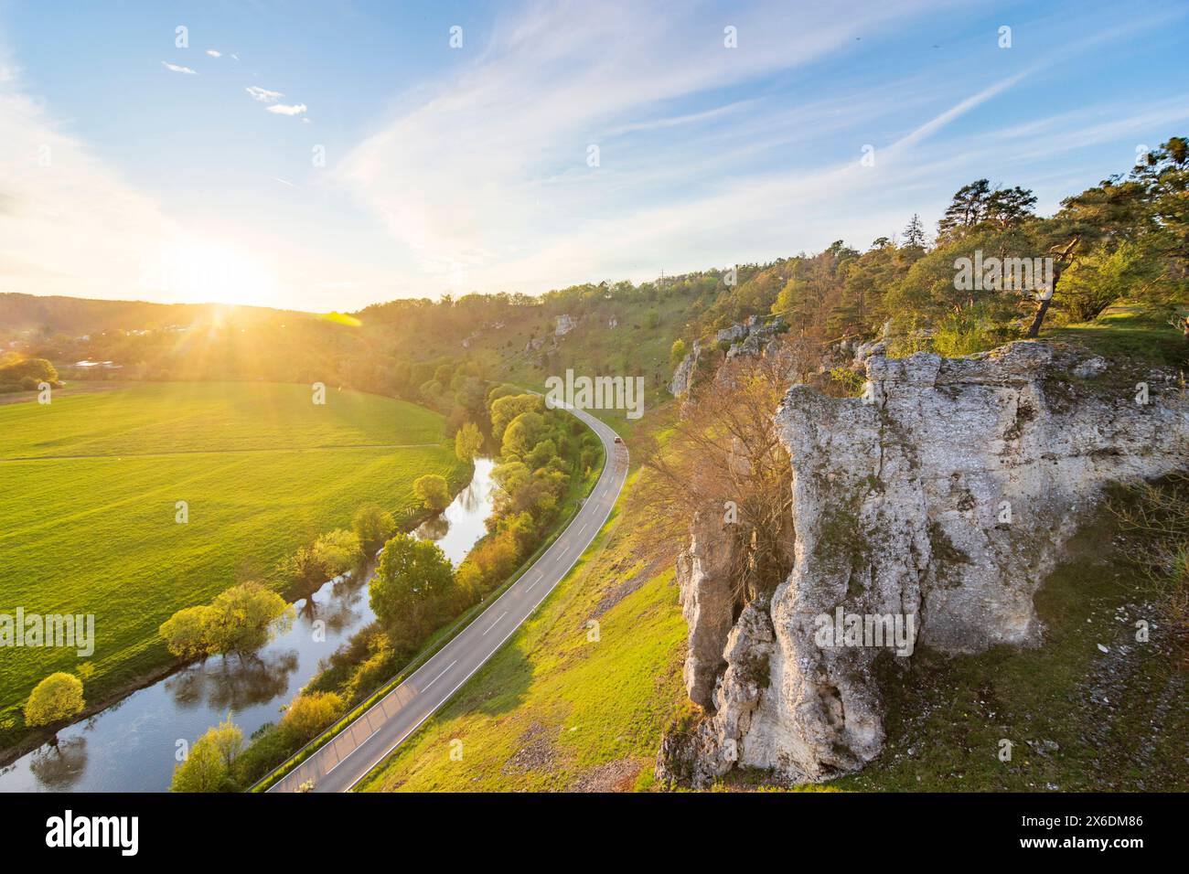 Valle del fiume Altmühl, riserva naturale del Giura, pendio secco con il gruppo roccioso dodici Apostoli Solnhofen Oberbayern, Altmühltal, Upper B Bayern, Bavaria Germ Foto Stock