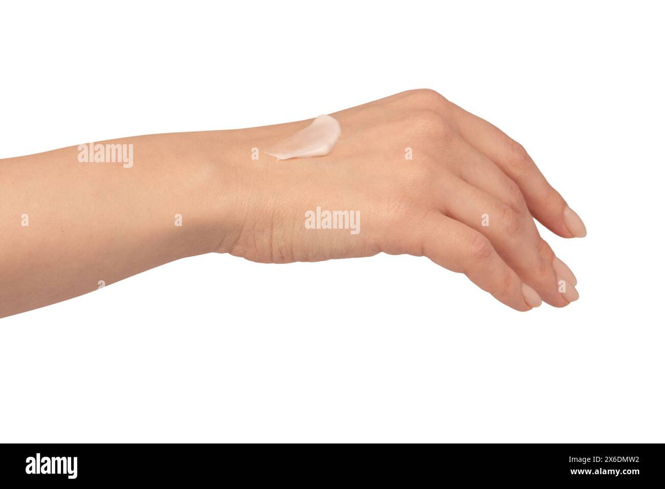 Tubo di crema beige in mani di donna isolate su sfondo bianco. Campione di crema sulla mano della donna. Concetto di cura della pelle. Foto Stock