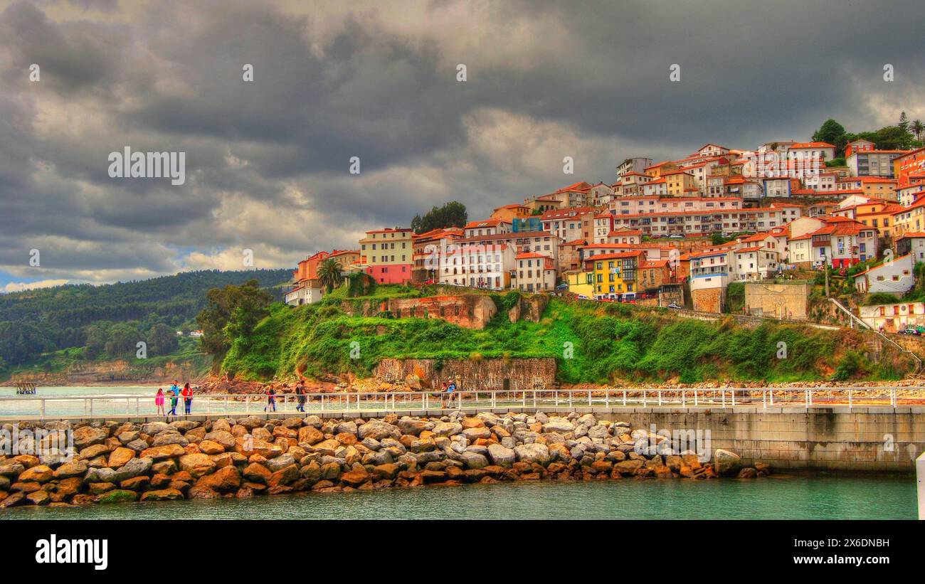 Vista del bellissimo villaggio di pescatori di Lastres, nelle Asturie, in Spagna. Foto Stock