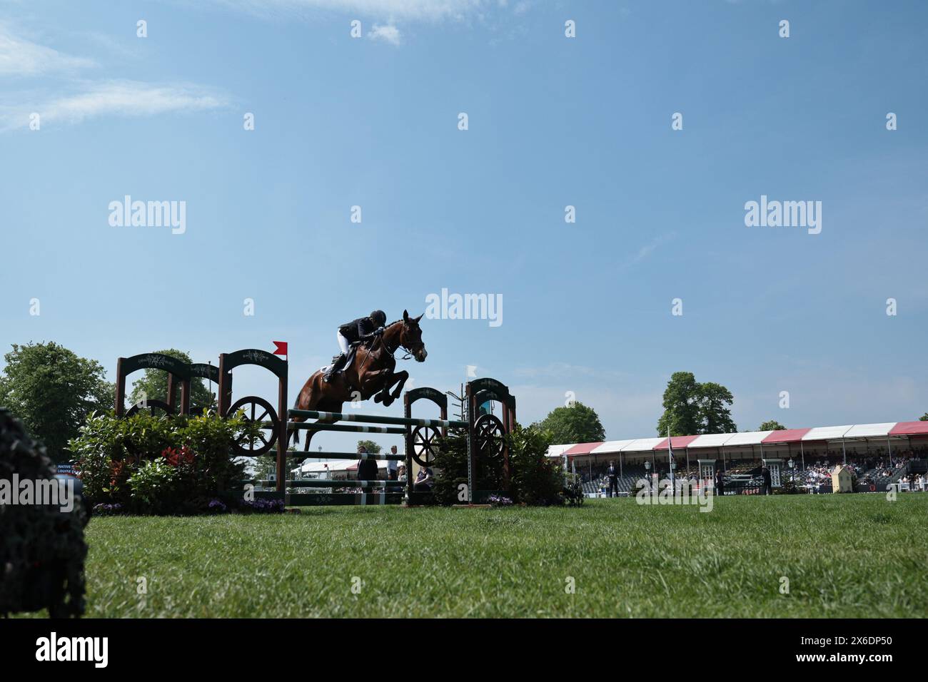 Louise Harwood di Gran Bretagna con spirito nativo durante il salto di qualità a Badminton Horse Trials il 12 maggio 2024, Badminton Estate, Regno Unito (foto di Maxime David - MXIMD Pictures) Foto Stock