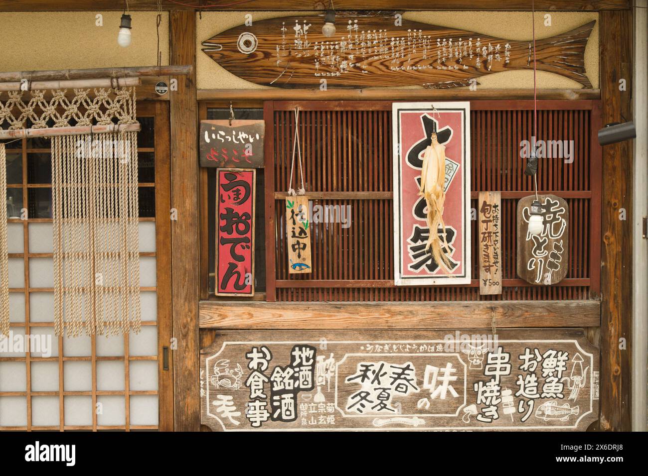 Giappone, Kanazawa, finestra, cartelli, scena stradale, Foto Stock