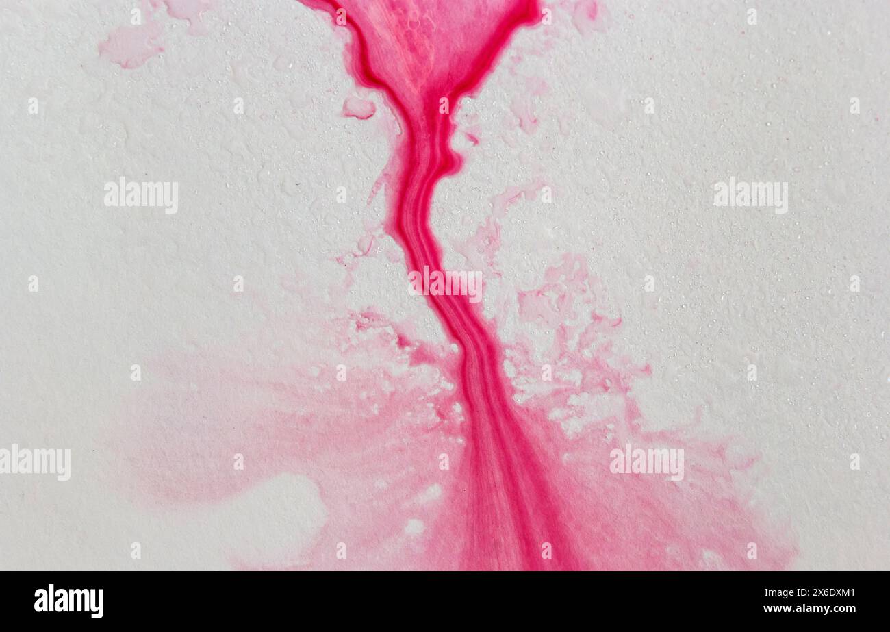 Gocce di colore blu-rosso brillante. Illustrazione astratta su sfondo bianco. Banner per testo, elemento grunge per decorazione. Foto Stock