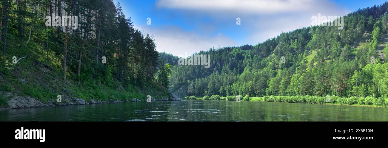 Geografia, potamologia. Siberia centrale (parte sud). Panorama di fiumi potenti e foreste di taiga, estate, tipica orografia coniforme collinare (picco calvo Foto Stock