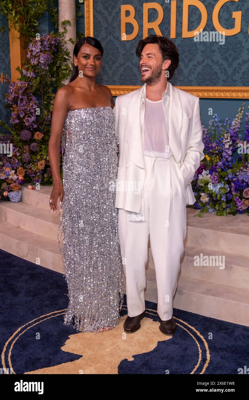 New York, Stati Uniti. 13 maggio 2024. Simone Ashley e Jonathan Bailey parteciperanno alla prima mondiale della terza stagione di Netflix 'Bridgerton' all'Alice Tully Hall, Lincoln Center, a New York, New York, USA, il 13 maggio 2024. (Foto di Thenews2/NurPhoto) crediti: NurPhoto SRL/Alamy Live News Foto Stock