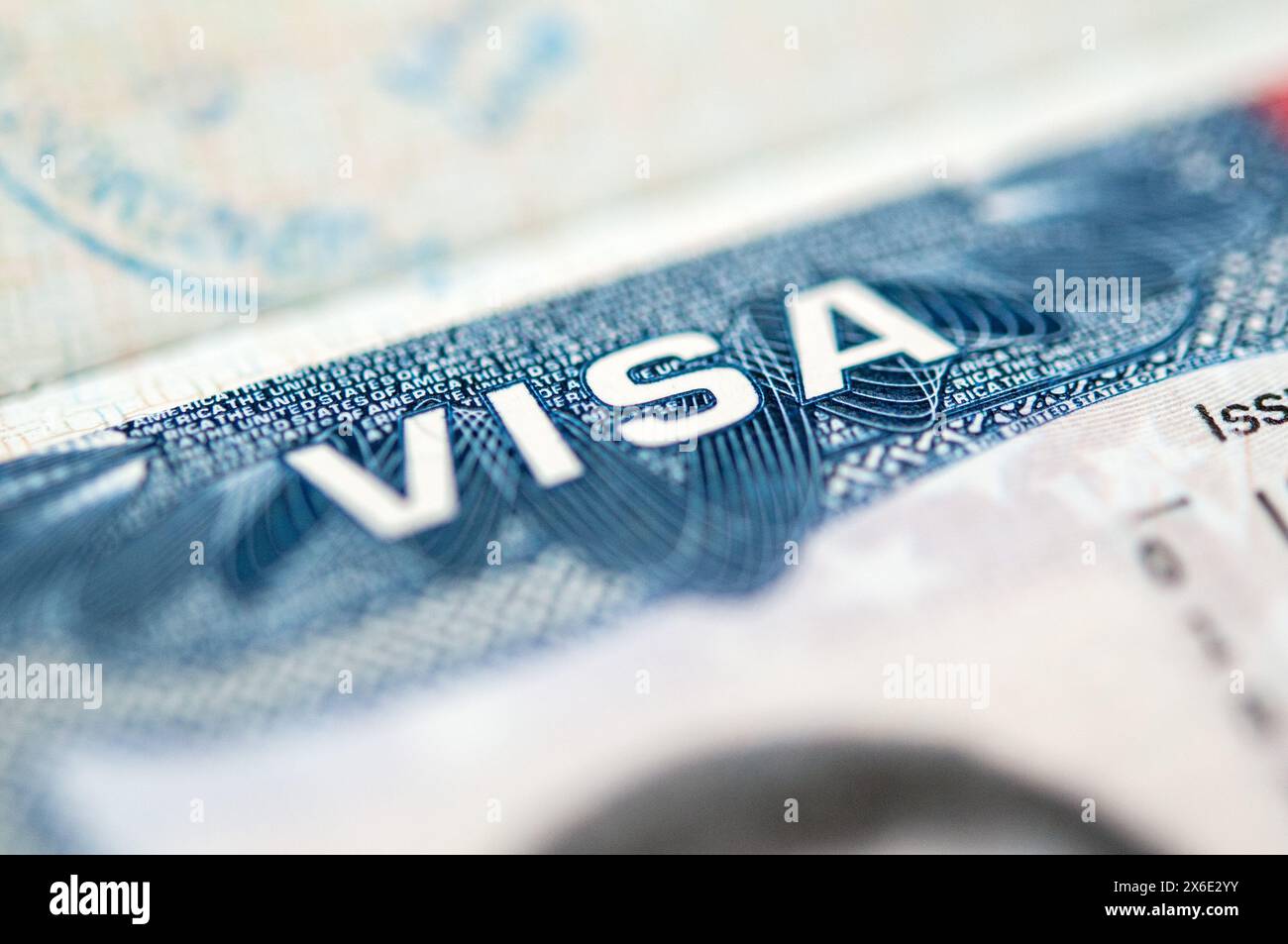 Vista ravvicinata di un visto per gli Stati Uniti impresso sulla pagina del passaporto, concetto di viaggio e immigrazione Foto Stock
