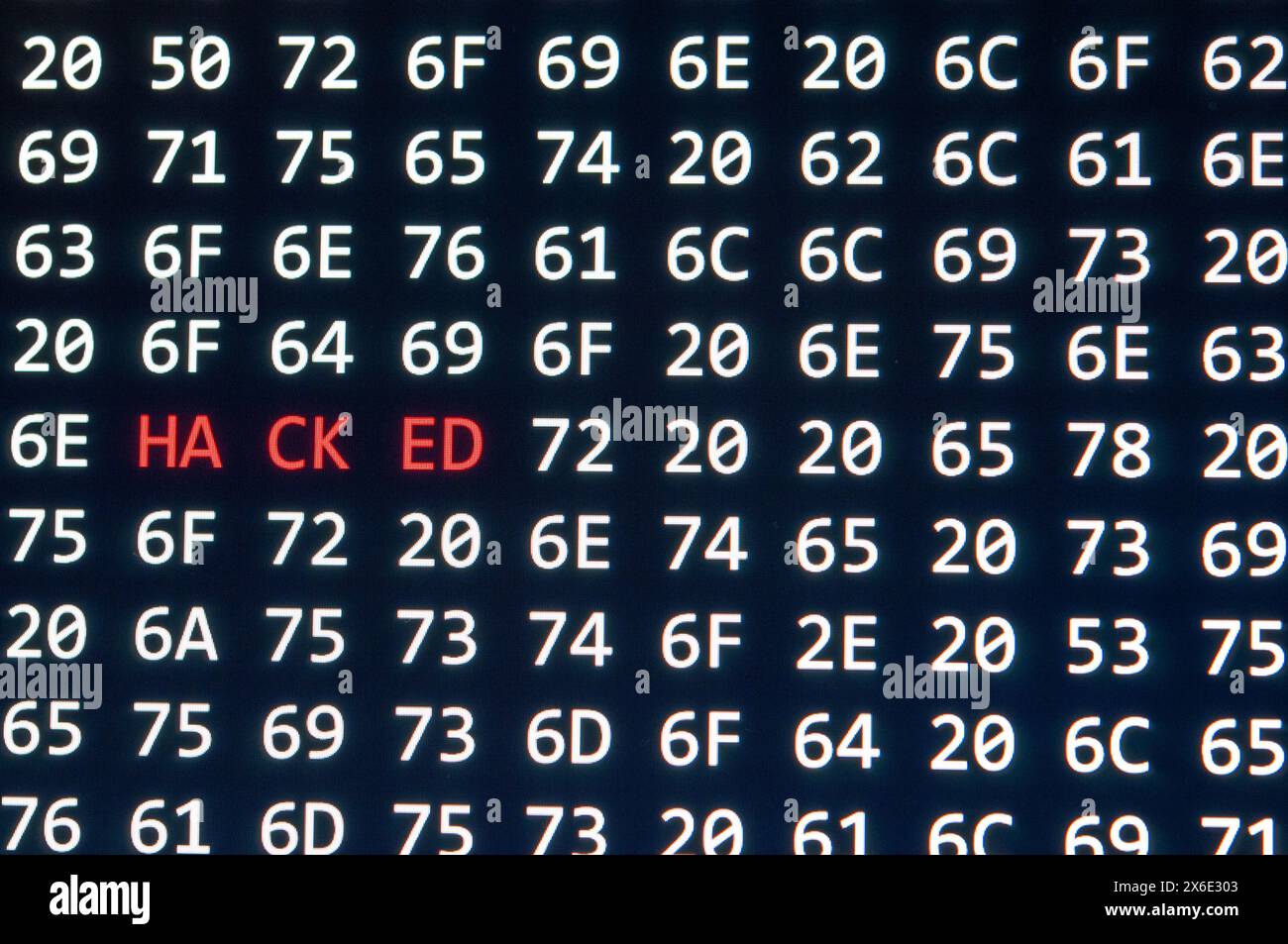 Grande primo piano dello schermo del computer che visualizza avvisi violati tra codici esadecimali, virus, malware, truffa, spam, minaccia informatica Foto Stock