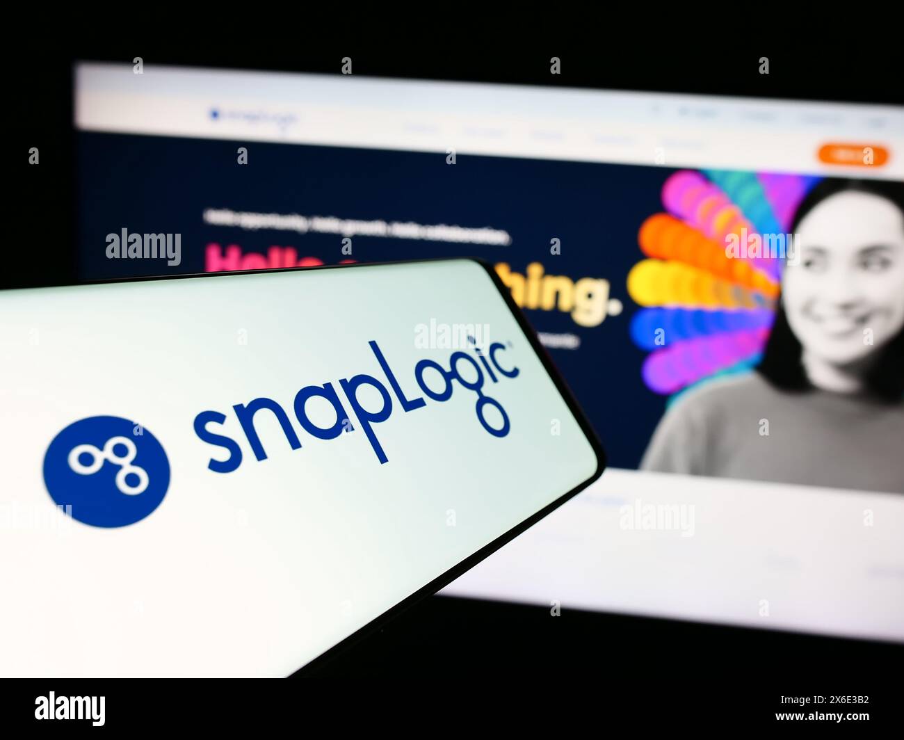 Smartphone con logo della società americana SnapLogic Inc. Di fronte al sito Web. Mettere a fuoco la parte centrale destra del display del telefono. Foto Stock