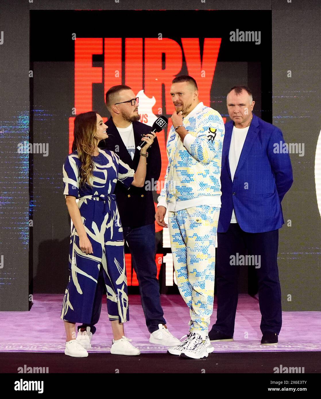 Presentatore Ali Drew e Oleksandr Usyk durante i grandi arrivi cerimoniali al Boulevard City Music World, Riyadh, Arabia Saudita. Sabato 18 maggio si svolgerà la lotta per il titolo IBF, WBA, WBC e WBO tra Tyson Fury e Oleksandr Usyk. Data foto: Martedì 14 maggio 2024. Foto Stock