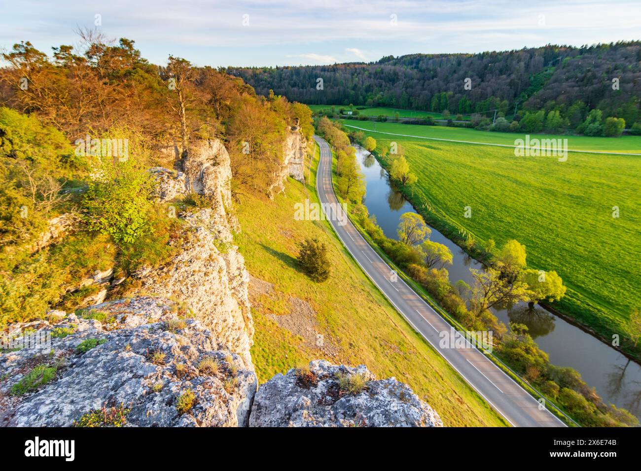 Solnhofen: Valle del fiume Altmühl, riserva naturale del Giura con il gruppo roccioso “dodici Apostoli” a Oberbayern, Altmühltal, alta Baviera, Bayern, Foto Stock