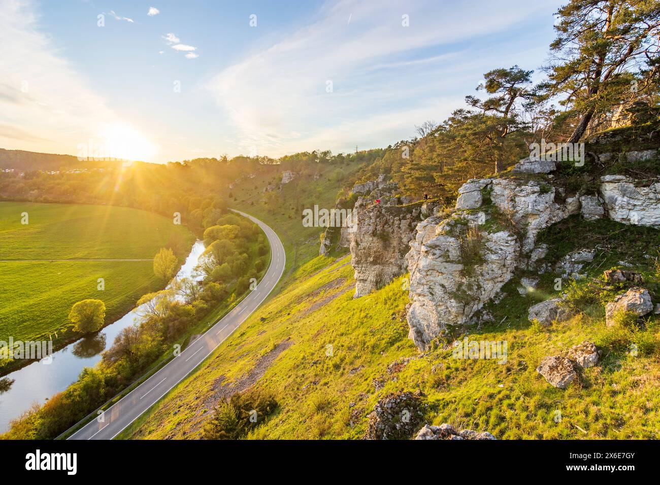 Solnhofen: Valle del fiume Altmühl, riserva naturale del Giura con il gruppo roccioso “dodici Apostoli” a Oberbayern, Altmühltal, alta Baviera, Bayern, Foto Stock