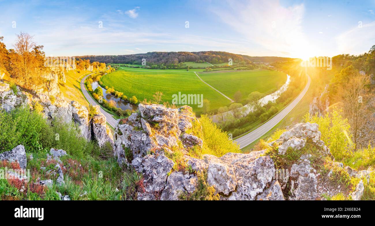 Solnhofen: Valle del fiume Altmühl, riserva naturale del Giura con il gruppo roccioso “dodici Apostoli” a Oberbayern, Altmühltal, alta Baviera, Bayern, Foto Stock