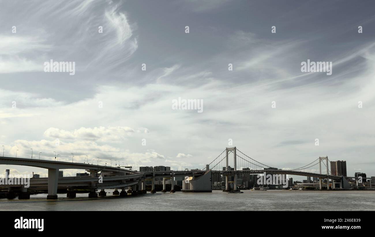 Vista panoramica del Ponte dell'Arcobaleno sulla Baia di Tokyo vista da Toyosu Foto Stock