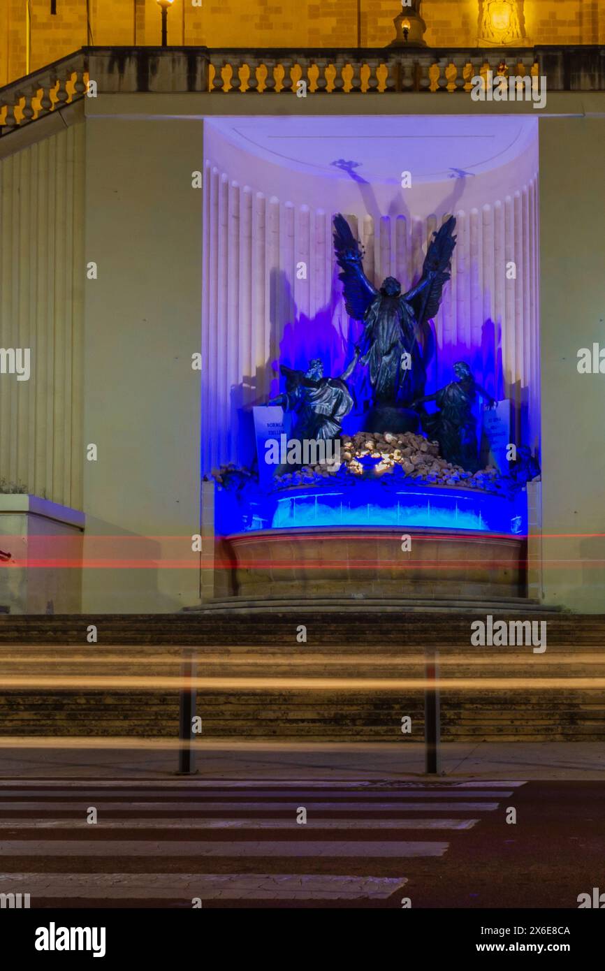 Monumento commemorativo di guerra di cospicua, Malta, con sentieri leggeri Foto Stock