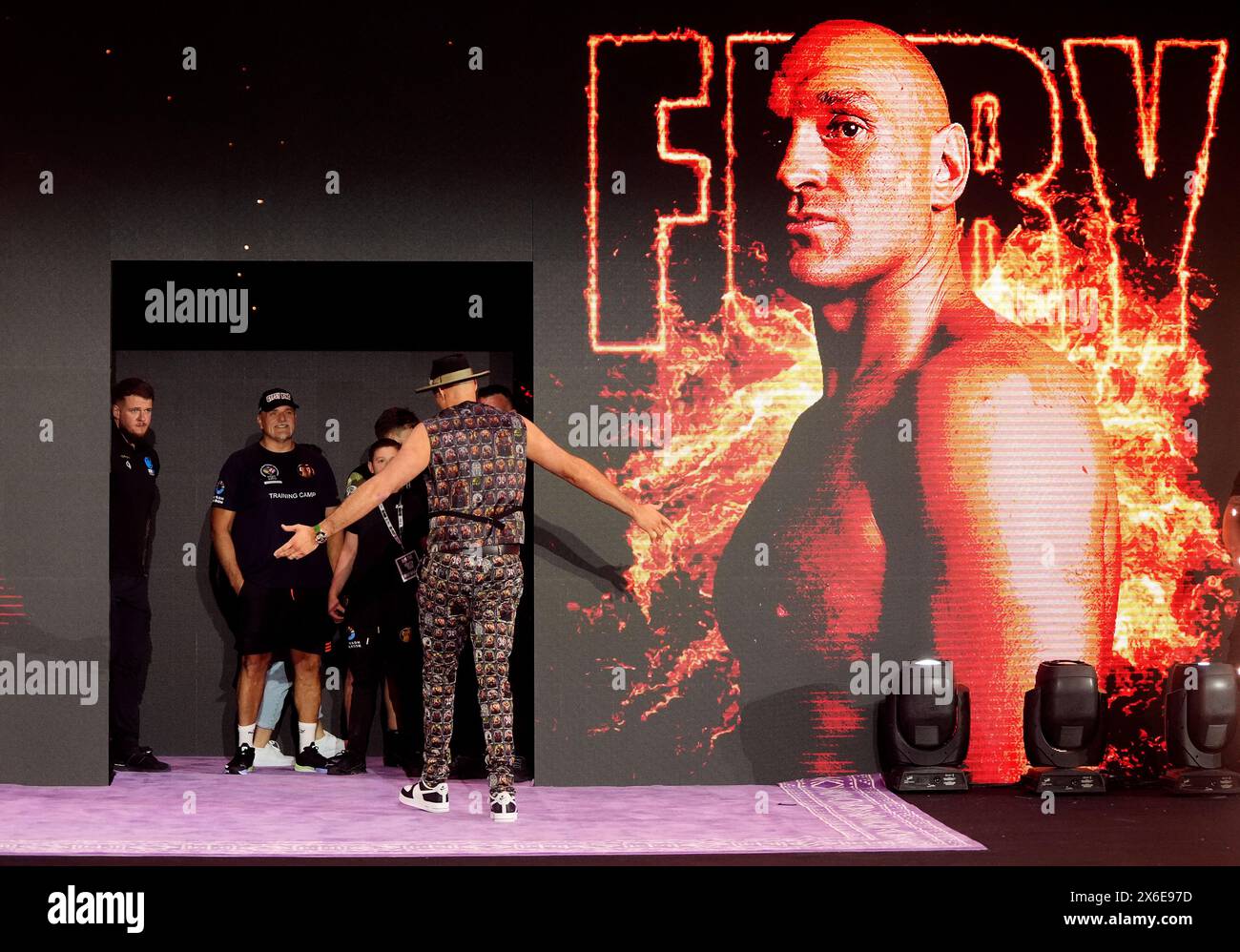 Tyson Fury e John Fury (centro all'ingresso) durante i grandi arrivi cerimoniali al Boulevard City Music World, Riyadh, Arabia Saudita. Sabato 18 maggio si svolgerà la lotta per il titolo IBF, WBA, WBC e WBO tra Tyson Fury e Oleksandr Usyk. Data foto: Martedì 14 maggio 2024. Foto Stock