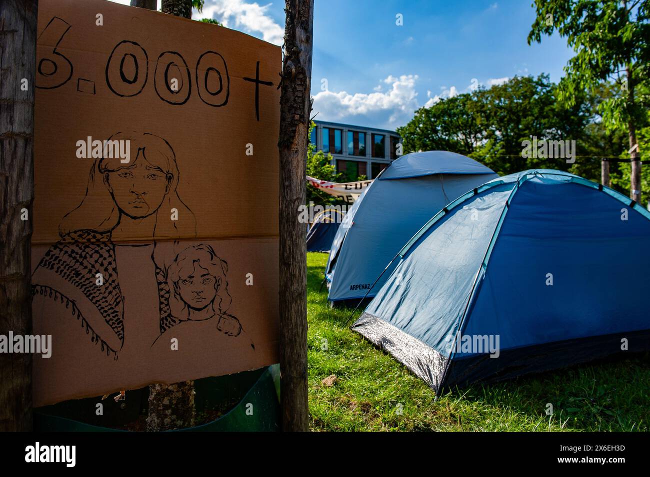 Un disegno per onorare le vittime palestinesi viene collocato su un albero durante un accampamento presso il campus della Radboud University. A seguito delle proteste degli studenti nei campus di Amsterdam e Utrecht la scorsa settimana, gli studenti di Nijmegen hanno allestito un campo nel campus dell'Università Radboud. Gli studenti e il personale hanno chiesto alle istituzioni olandesi di porre fine alla loro complicità nel “genocidio in corso” a Gaza e denunciare i metodi violenti utilizzati dalla polizia per reprimere i manifestanti pacifici. Secondo il sindaco di Nijmegen, Hubert Bruls, per il momento gli studenti sono autorizzati a rimanere lì. Foto Stock