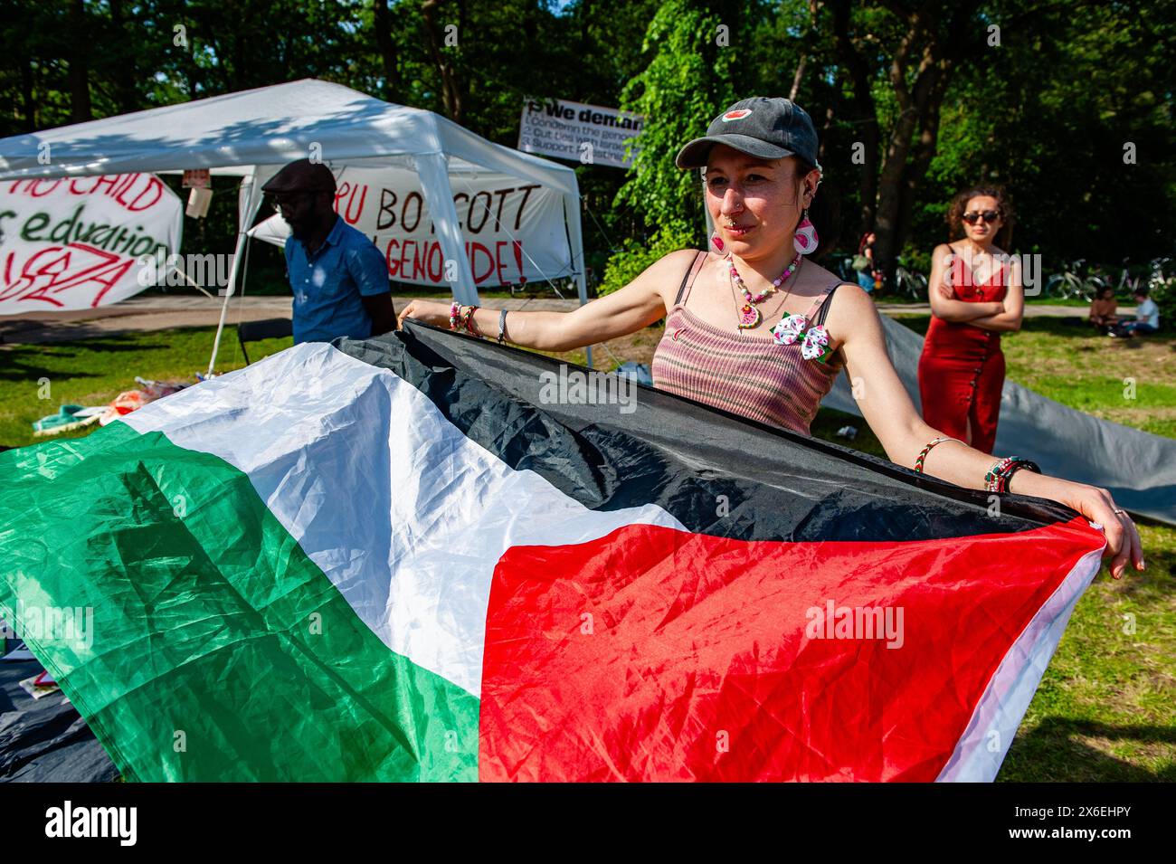 Uno studente detiene una bandiera palestinese durante un accampamento presso il campus della Radboud University. A seguito delle proteste degli studenti nei campus di Amsterdam e Utrecht la scorsa settimana, gli studenti di Nijmegen hanno allestito un campo nel campus dell'Università Radboud. Gli studenti e il personale hanno chiesto alle istituzioni olandesi di porre fine alla loro complicità nel “genocidio in corso” a Gaza e denunciare i metodi violenti utilizzati dalla polizia per reprimere i manifestanti pacifici. Secondo il sindaco di Nijmegen, Hubert Bruls, per il momento gli studenti sono autorizzati a rimanere lì. (Foto di Ana Fernandez/SOPA Images/Sipa USA) Foto Stock