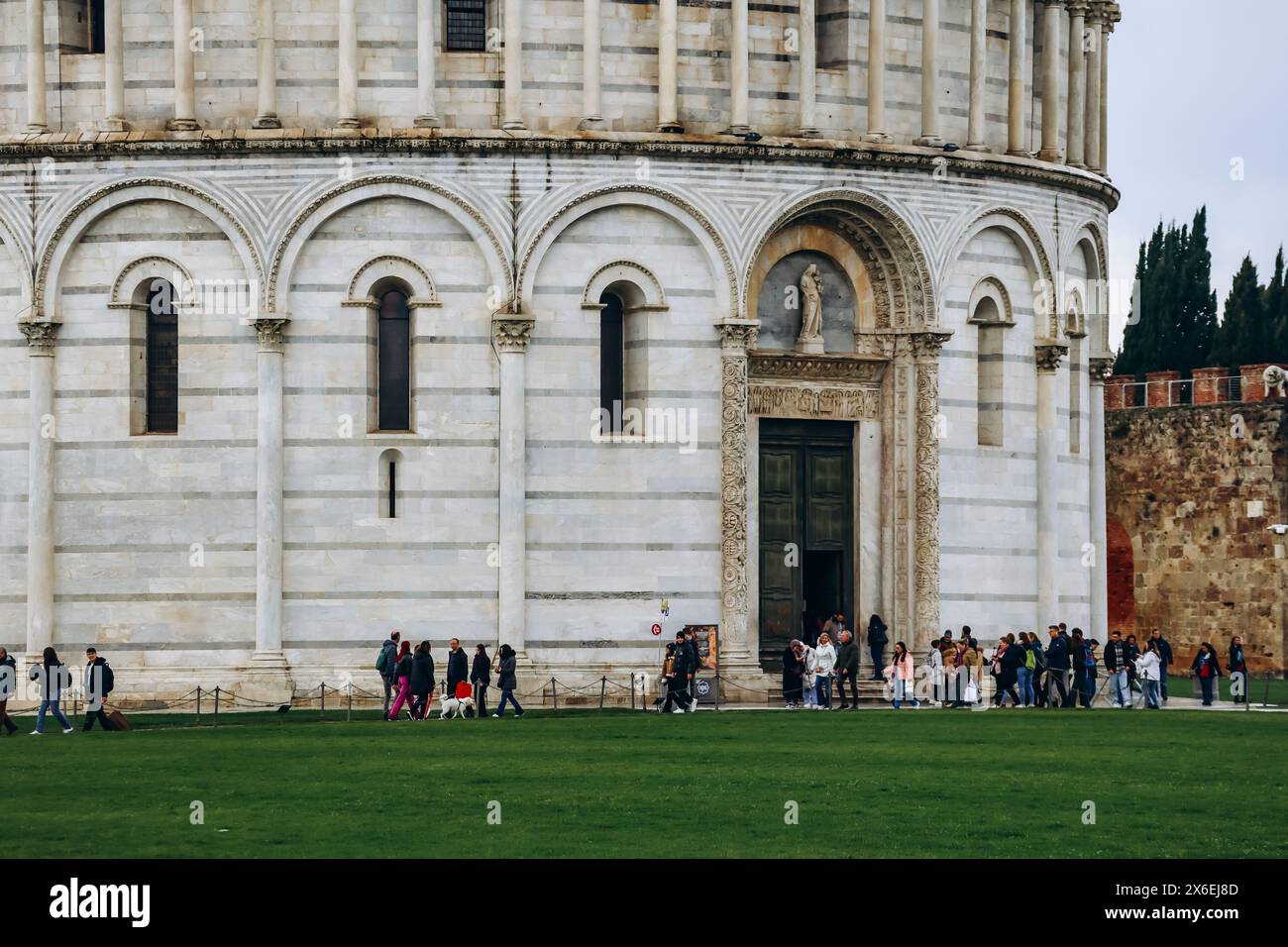 Pisa, Italia - 30 dicembre 2023: Il Battistero di San Giovanni, un edificio ecclesiastico cattolico romano a Pisa, Italia. Foto Stock