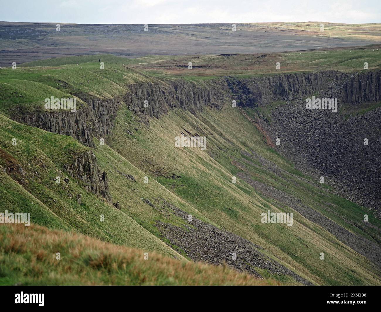 Vista della spettacolare valle glaciale geologica dai lati ripidi dell'High Cup Nick con pareti rocciose verticali dei Pennines settentrionali, Cumbria, Inghilterra, Regno Unito Foto Stock