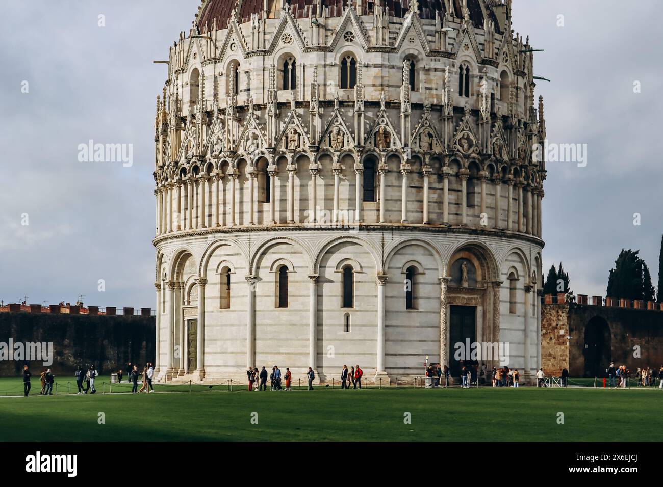 Pisa, Italia - 30 dicembre 2023: Il Battistero di San Giovanni, un edificio ecclesiastico cattolico romano a Pisa, Italia. Foto Stock