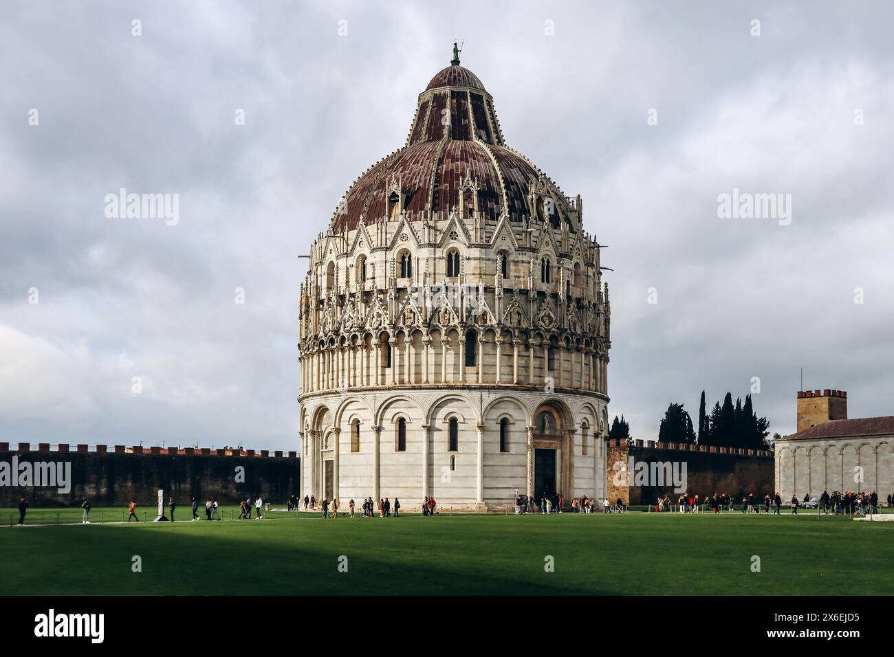 Il Battistero pisano di San Giovanni, edificio ecclesiastico cattolico romano di Pisa. Foto Stock