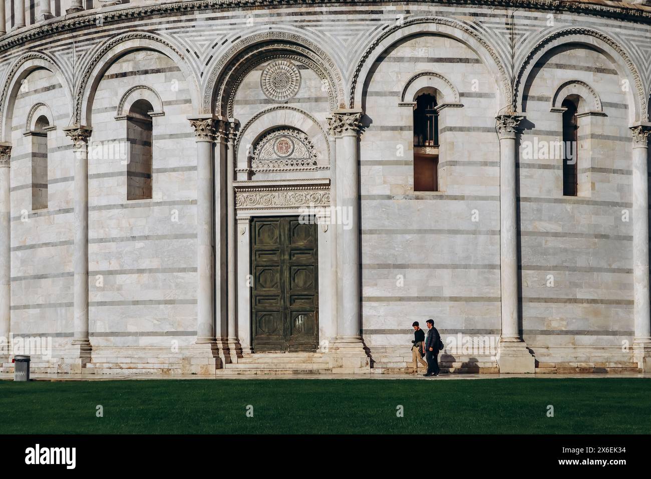 Pisa, Italia - 30 dicembre 2023: Il Battistero di San Giovanni, un edificio ecclesiastico cattolico romano a Pisa, Italia. Foto Stock